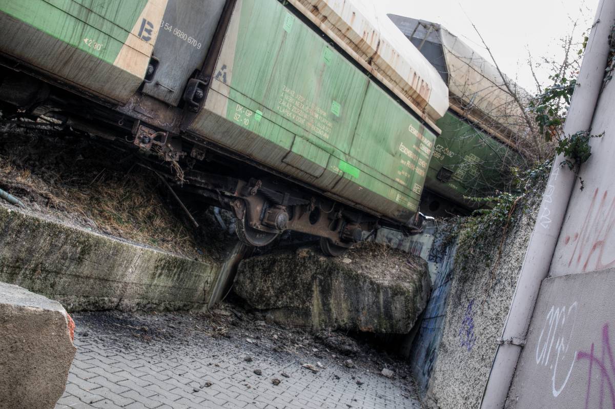 Vykolejený vagon je odstraněn, tunýlek se otevře asi příští týden